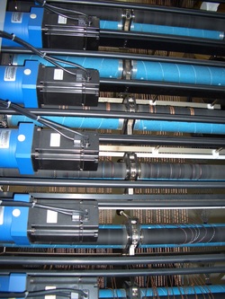 Tufting machine yarn feed attachment